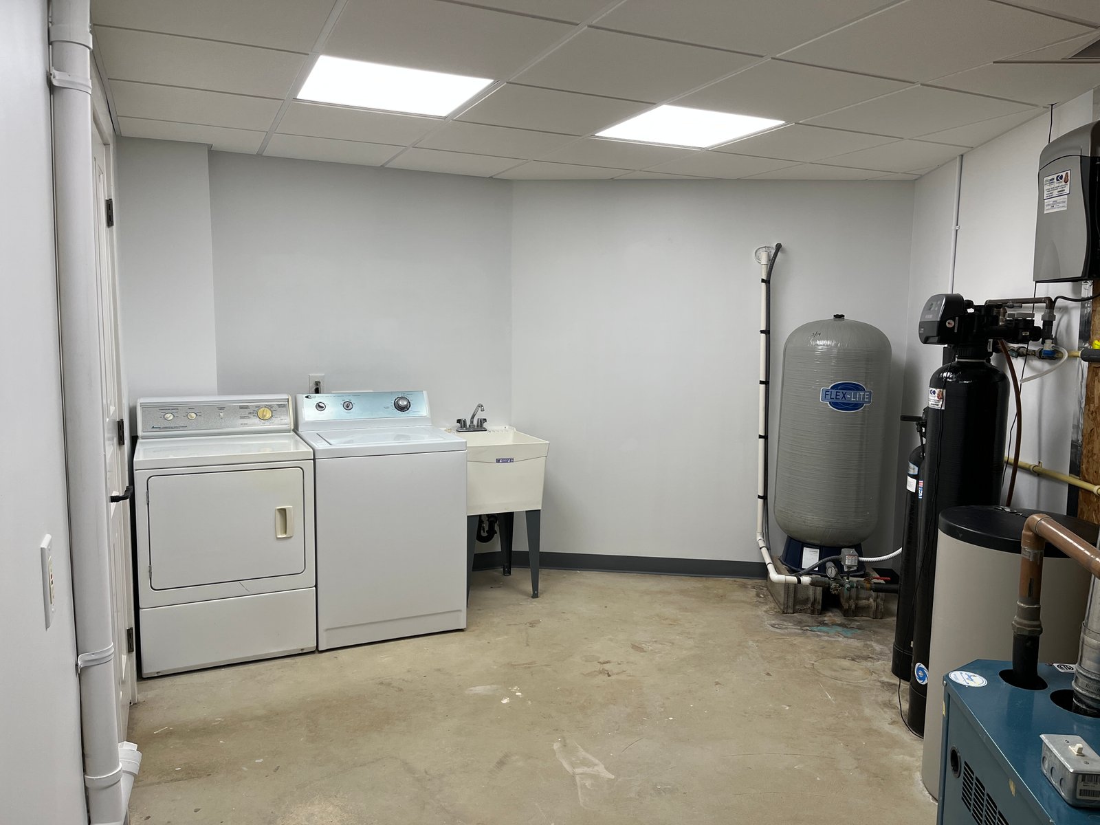 Laundry room before renovation